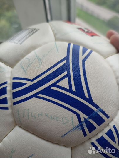 Футбольный мяч с автографами сборной России