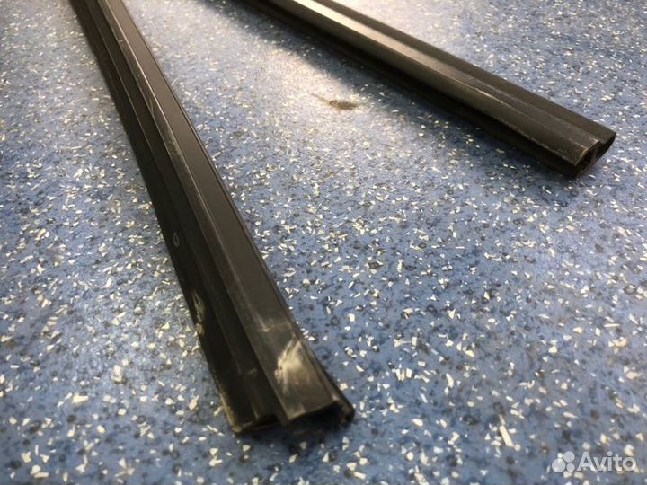 Уплотнитель стекла двери задний левый Ford Fusion