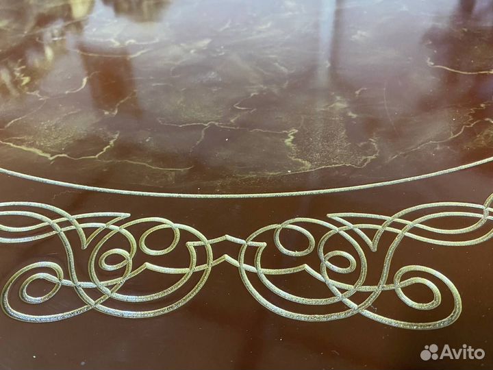 Стол с мраморной столешницей и стульями. столы сту