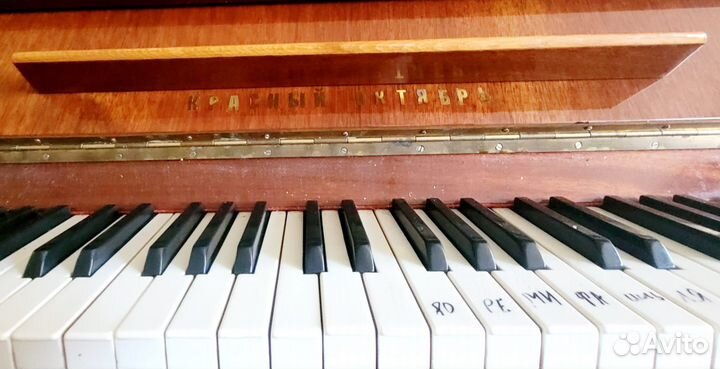 Пианино красный октябрь