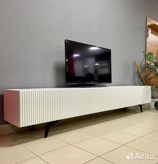 Тумба TV с фрезеровкой (на опорах)