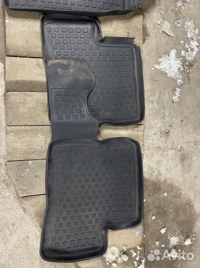 На Nissan Micra Коврики салонные резиновые