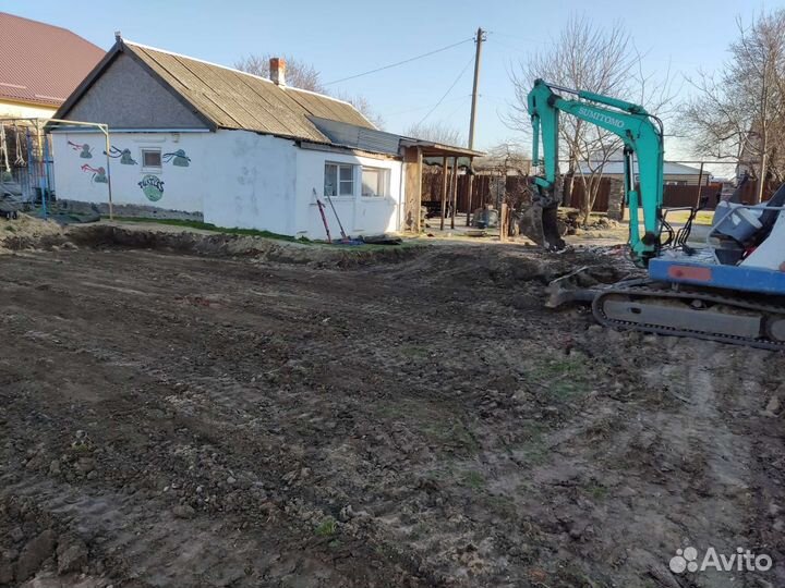 Экскаваторы, самосвалы