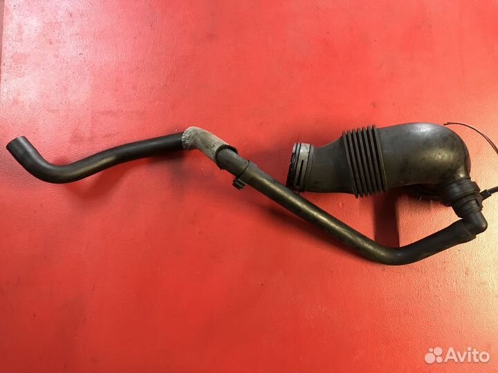 Патрубок воздушного фильтра левый VW Touareg 1