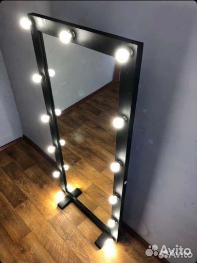 Гримерное зеркало с лампочками