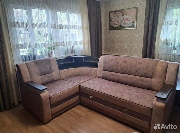 Угловой диван с баром и подлокотниками
