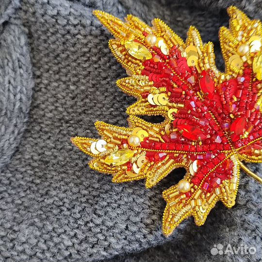 Брошь кленовый лист ручной работы