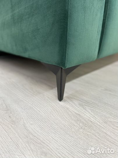 Диван прямой на ножках новый