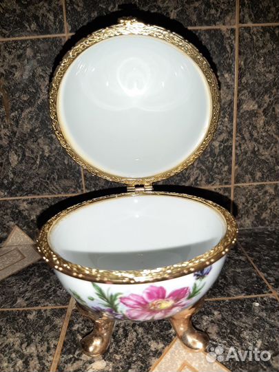 Фарфоровая шкатулка 