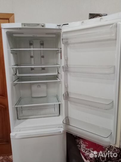 Холодильник Hotpoint-Ariston