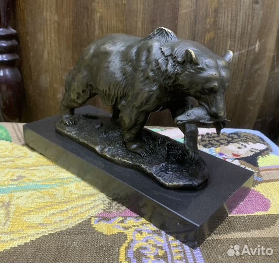 Медведь с рыбой, бронзовая статуэтка
