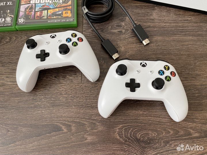 Xbox One S 1tb, 2 геймпада, зарядка и игры