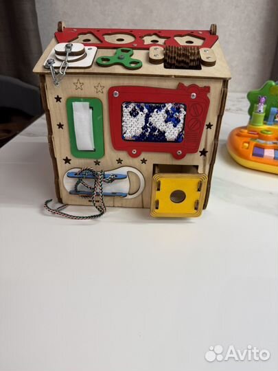 Бизиборд и развивающий центр Жирафики