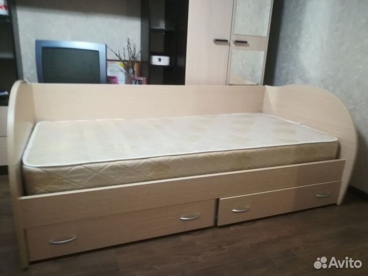 Продам детскую кровать с матрасом