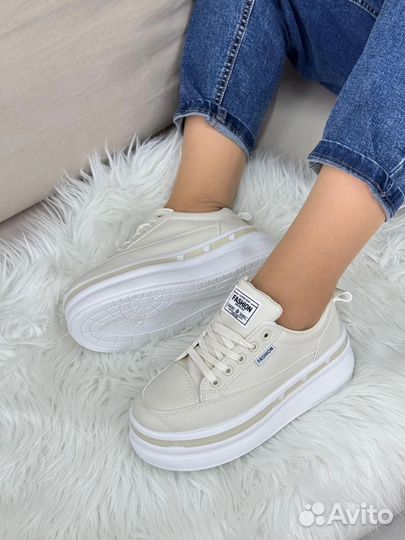 Кроссовки женские