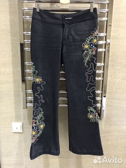 Джинсы с вышивкой