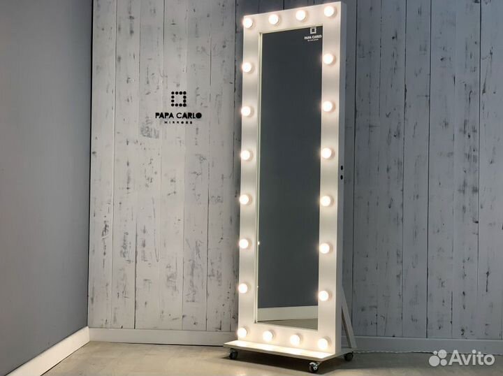 Гримерное зеркало с лампочками