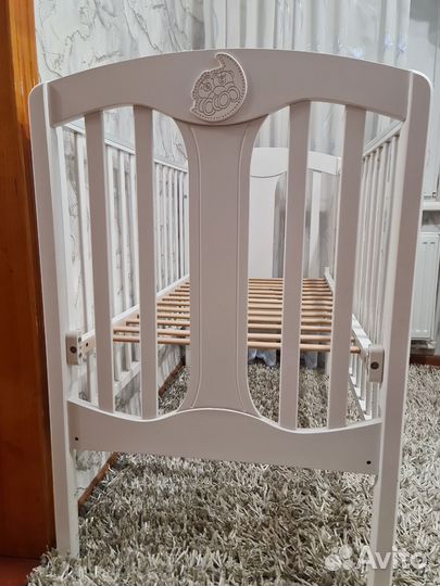 Детская кроватка с маятником и ящиком