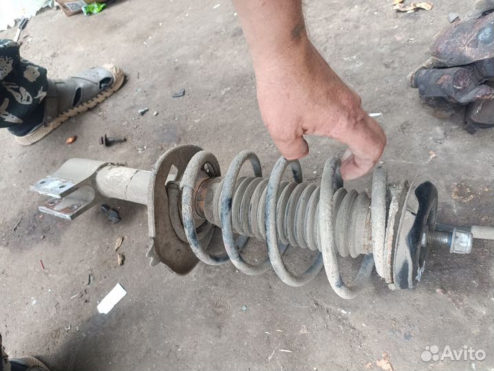 Передняя левая стойка Peugeot 308