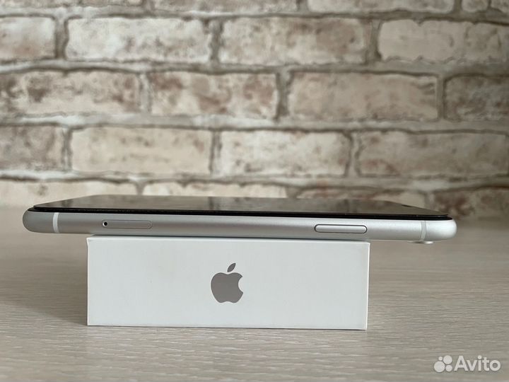Телефон iPhone XR