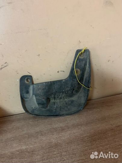 Брызговик передний левый Chevrolet Aveo (T200)