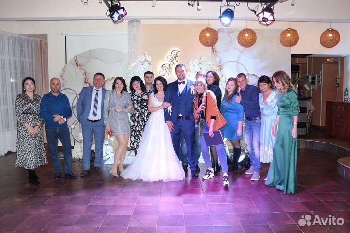 Ведущая-поющая