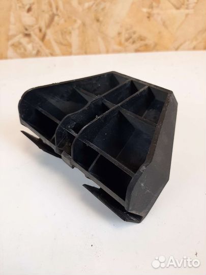 Кронштейн заднего бампера Avensis 2 левый