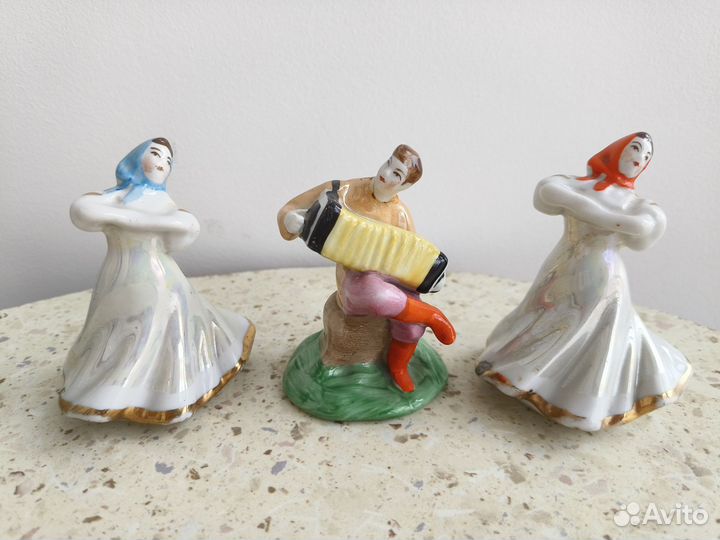 Фарфоровые статуэтки гармонист и танцовщицы