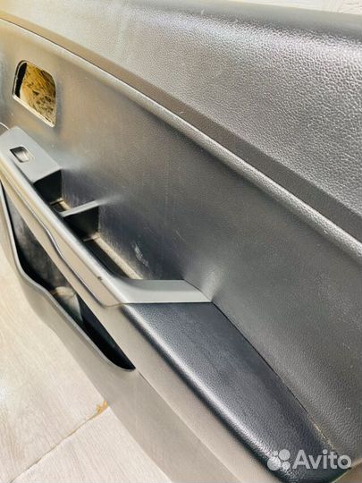 Обшивка двери передняя правая KIA RIO 3 рест 1.4 мт седан