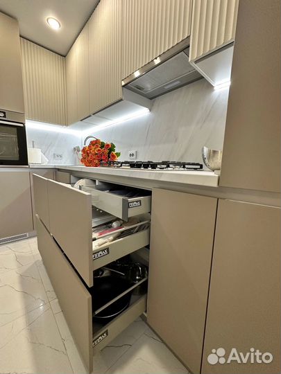 Кухня на заказ с доводчиками в Омске