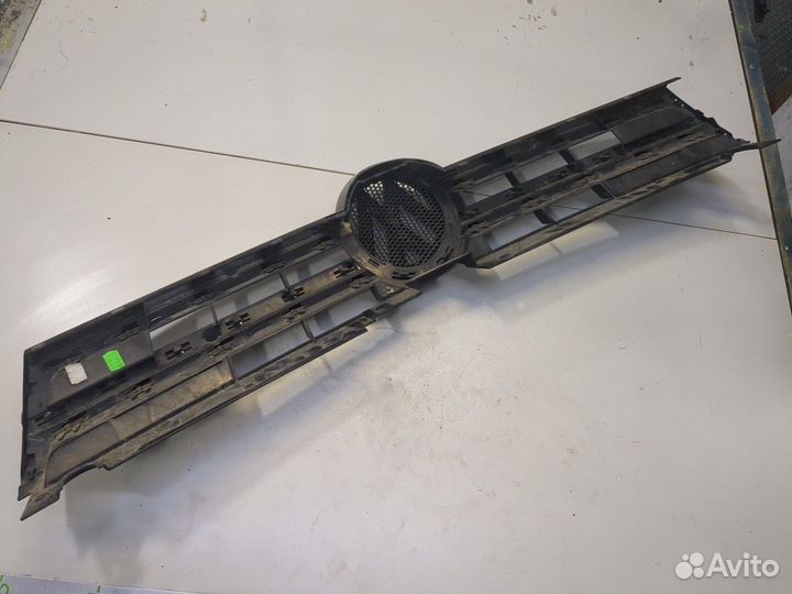 Решетка радиатора Volkswagen Touareg, 2011