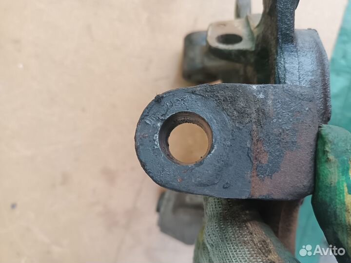 Кулак поворотный задний левый Montero III 2001 г