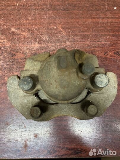 Правый передний суппорт мазда 3 бк mazda 3 bk