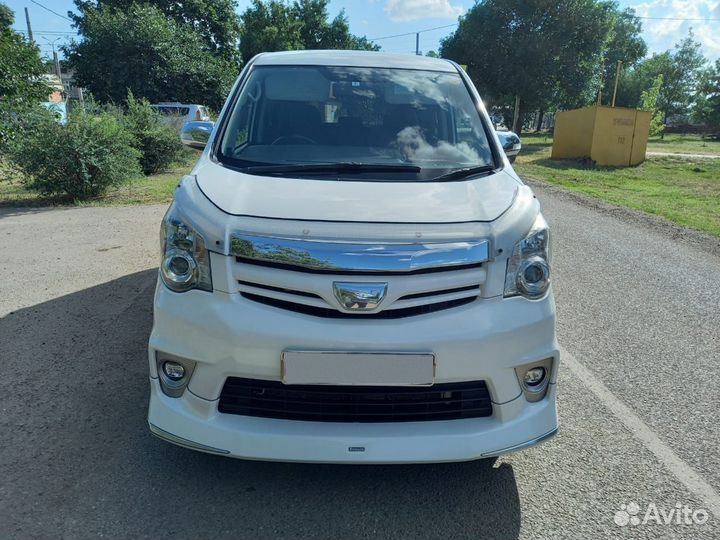 Toyota Noah 2.0 CVT, 2011, 173 500 км