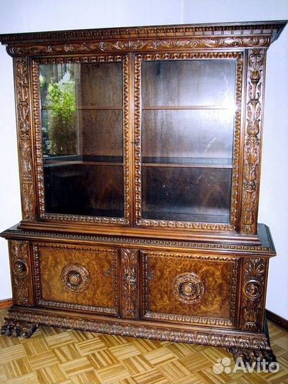 Антикварный книжный шкаф