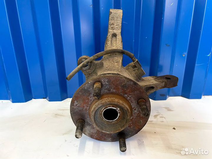 Кулак передний левый Mitsubishi Lancer 9 1.6 4G18