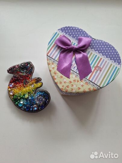 Брошь ручной работы из бисера