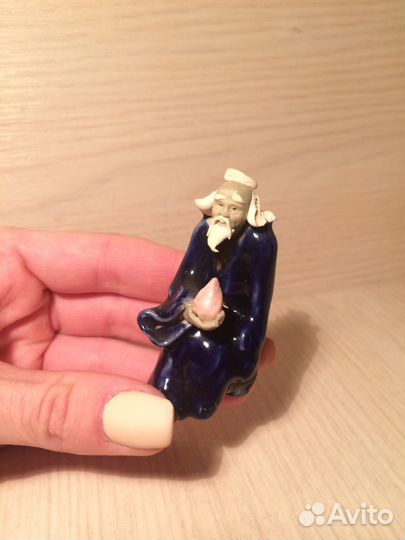 Фигурка монаха