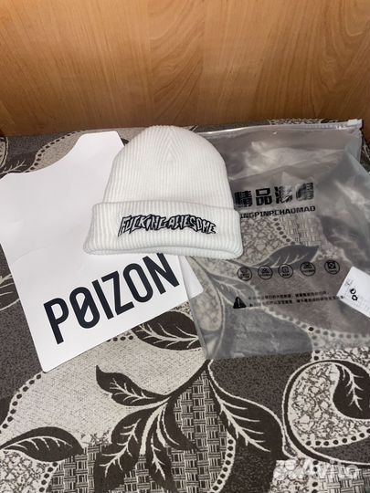 Шапка с poizon на руках