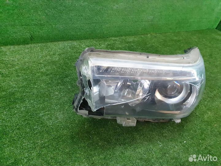 Битая Фара левая Toyota Hilux 8 (2015-2020) LED