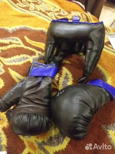 Боксерские перчатки и шлем