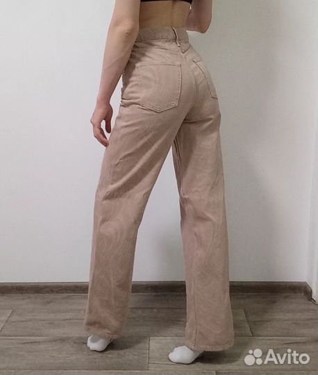 Бежевые джинсы с мраморным принтом