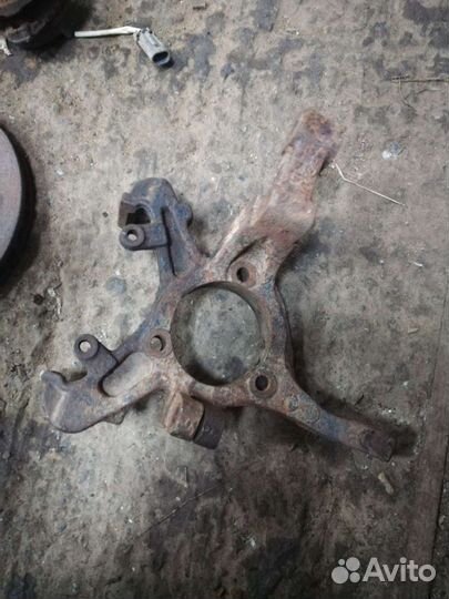 Кулак передний правый левый Opel Astra G