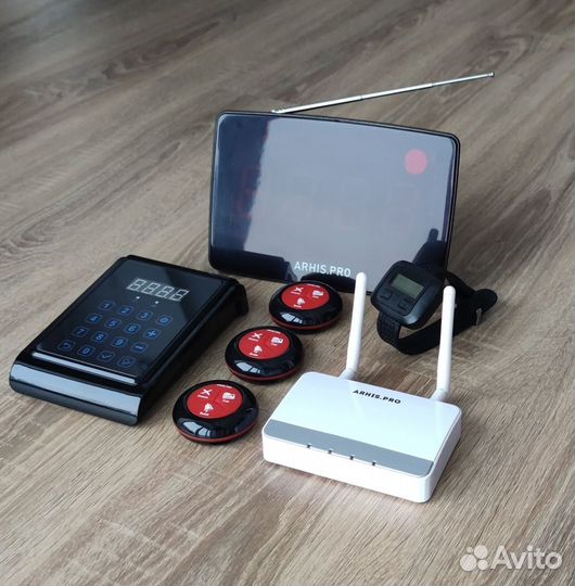 Кнопка вызова персонала, официанта, мастера и часы