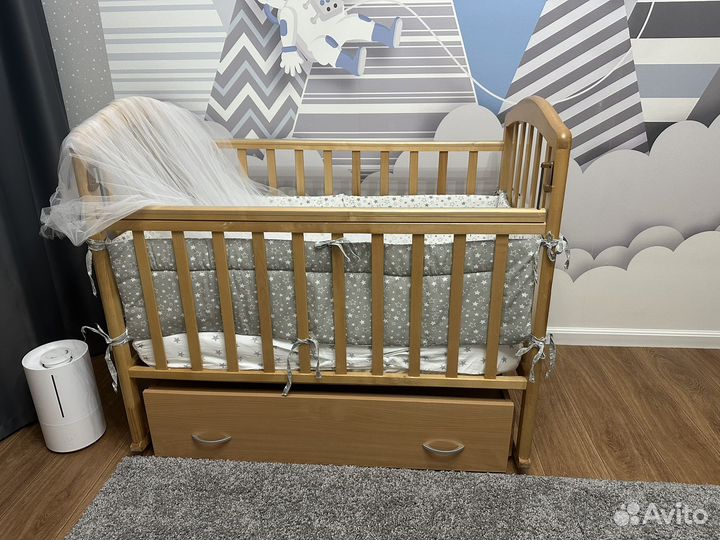 Детская кроватка с маятником и ящиком