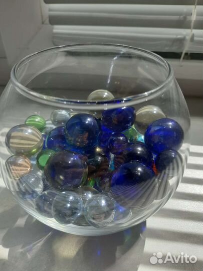 Ваза и стеклянные шары