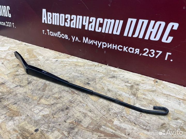 Поводок дворника передний правый Renault Duster