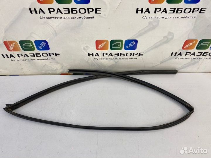 Уплотнительная резинка стекла двери передняя левая