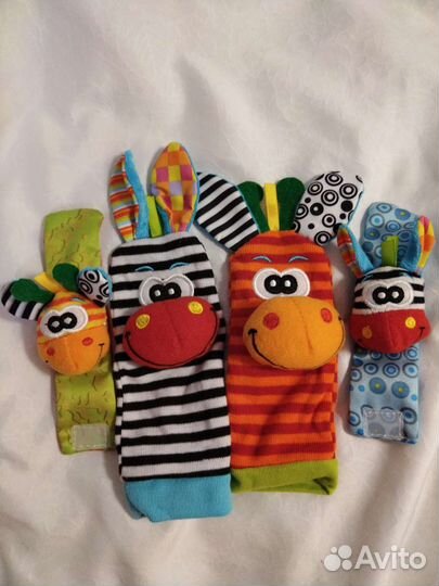 Набор носочков и браслетов с погремушкой