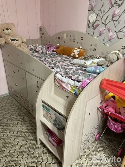 Детская кровать чердак со столом и шкафом